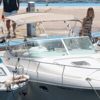 Enrique Ponce y Ana Soria en un barco en el puerto de Almería