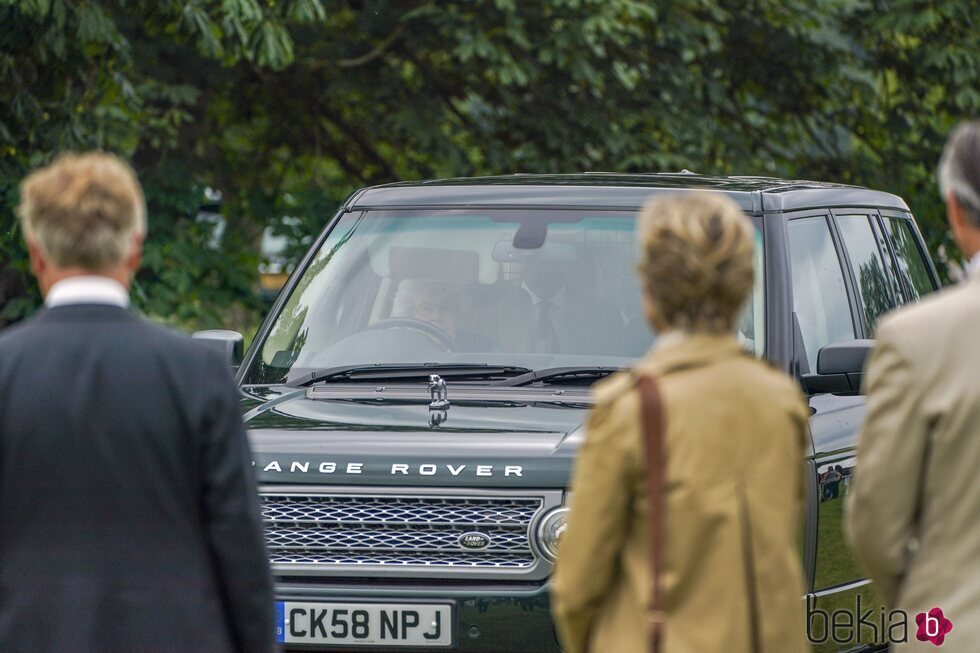 La Reina Isabel acude al Royal Windsor Horse 2021 conduciendo su coche