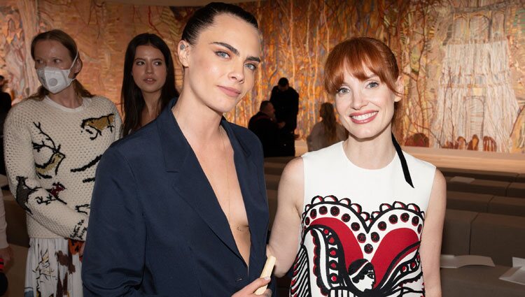 Cara Delevingne y Jessica Chastain en el desfile de Alta Costura de Dior Otoño/Invierno 2021