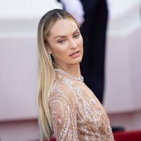 Candice Swanepoel posando en la alfombra roja del Festival de Cannes 2021