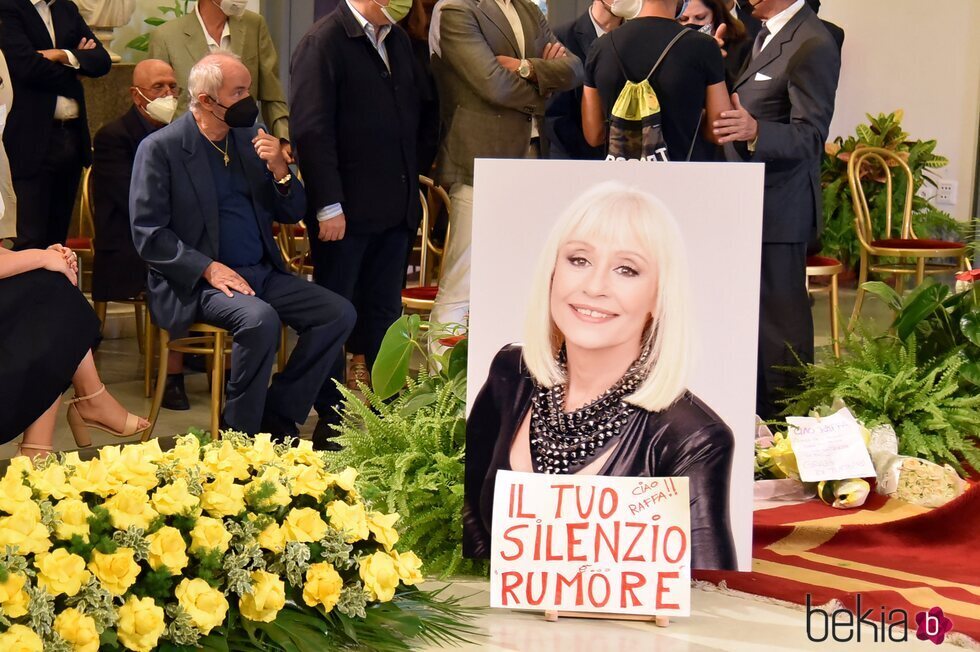 Fotografía de Raffaella Carrà en su capilla ardiente