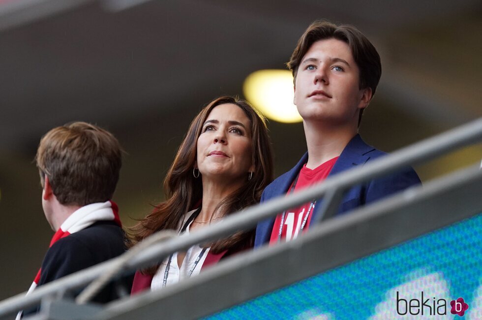 Mary de Dinamarca y Christian de Dinamarca en el partido entre Inglaterra y Dinamarca en la semifinal de la Eurocopa 2020