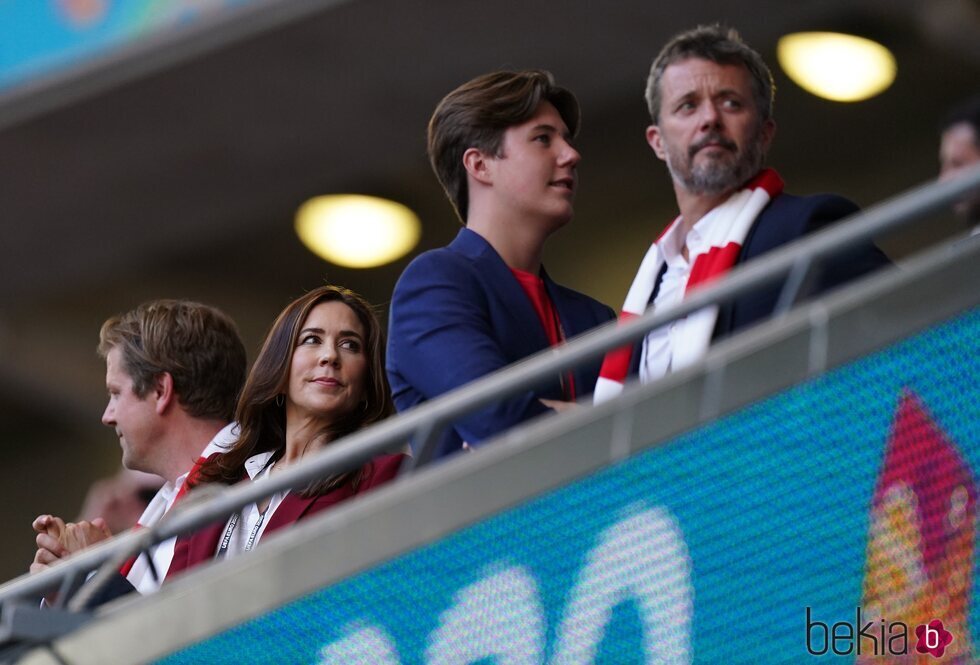 Federico de Dinamarca, Mary de Dinamarca y Christian de Dinamarca en el partido entre Inglaterra y Dinamarca en la semifinal de la Eurocopa 2020