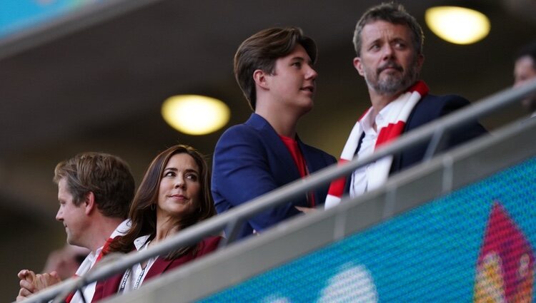 Federico de Dinamarca, Mary de Dinamarca y Christian de Dinamarca en el partido entre Inglaterra y Dinamarca en la semifinal de la Eurocopa 2020