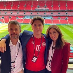 Federico y Mary de Dinamarca con su hijo Christian de Dinamarca en el partido entre Inglaterra y Dinamarca en la semifinal de la Eurocopa 2020