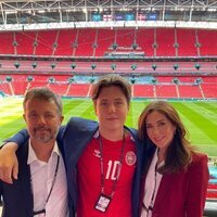 Federico y Mary de Dinamarca con su hijo Christian de Dinamarca en el partido entre Inglaterra y Dinamarca en la semifinal de la Eurocopa 2020