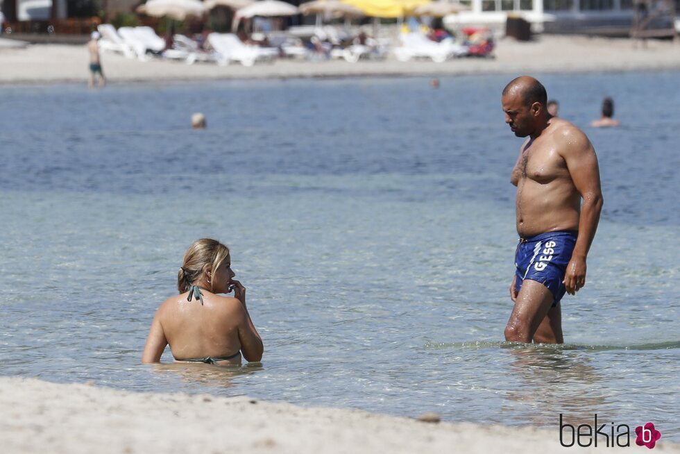 Mónica Hoyos, en las playas de Ibiza con su novio Alejandro Sánchez