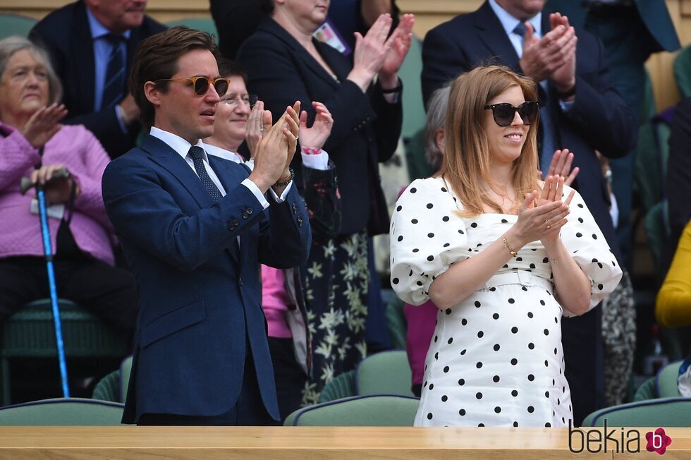 Beatriz de York y Edoardo Mapelli Mozzi aplauden en Wimbledon 2021