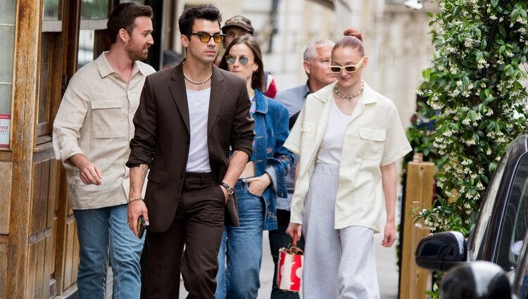 Joe Jonas y Sophie Turner pasean por París