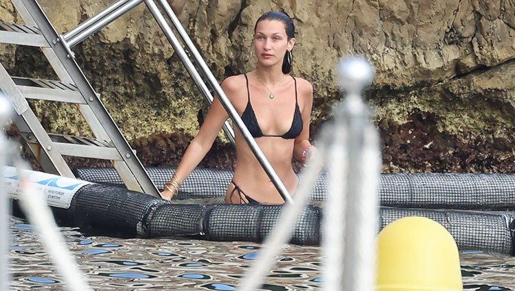 Bella Hadid tras darse un baño en la costa francesa