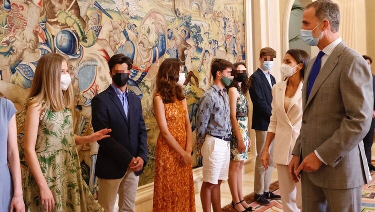 Los Reyes Felipe y Letizia saludando a la Princesa Leonor en una audiencia con el Patronato de la Fundación Comité Español de los Colegios del Mundo