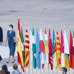 Los Reyes Felipe y Letizia presidiendo el acto homenaje por las víctimas de la pandemia en la Plaza de la Armería del Palacio Real