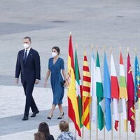 Los Reyes Felipe y Letizia presidiendo el acto homenaje por las víctimas de la pandemia en la Plaza de la Armería del Palacio Real