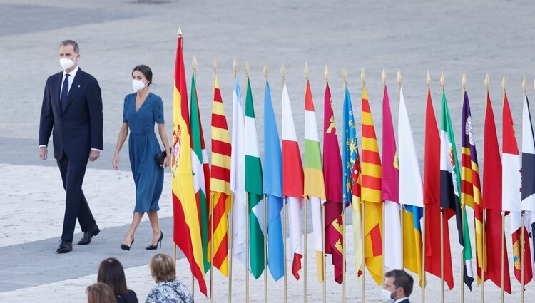 Los Reyes Felipe y Letizia presidiendo el acto homenaje por las víctimas de la pandemia en la Plaza de la Armería del Palacio Real