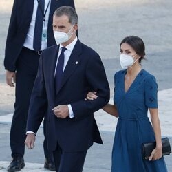 Los Reyes Felipe y Letizia acuden al acto homenaje por las víctimas de la pandemia en la Plaza de la Armería del Palacio Real