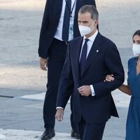 Los Reyes Felipe y Letizia acuden al acto homenaje por las víctimas de la pandemia en la Plaza de la Armería del Palacio Real