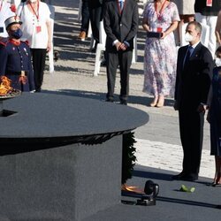 Los Reyes Felipe y Letizia rinden el segundo homenaje a las víctimas de la pandemia en la Plaza de la Armería del Palacio Real