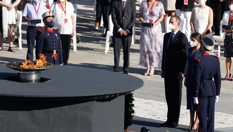 Los Reyes Felipe y Letizia rinden el segundo homenaje a las víctimas de la pandemia en la Plaza de la Armería del Palacio Real