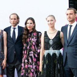 Carlota, Pierre y Andrea Casiraghi con Tatiana Santo Domingo y Beatrice Borromeo en el concierto de la Cruz Roja 2021