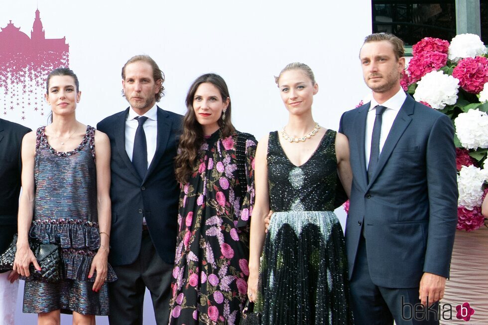 Carlota, Pierre y Andrea Casiraghi con Tatiana Santo Domingo y Beatrice Borromeo en el concierto de la Cruz Roja 2021