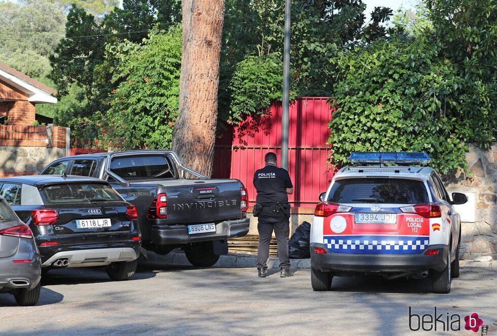 La Policía en la puerta de la casa de Paz Padilla