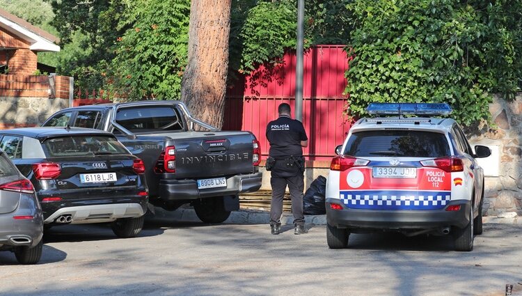 La Policía en la puerta de la casa de Paz Padilla