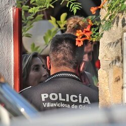 Paz Padilla hablando con la Policía en la puerta de su casa