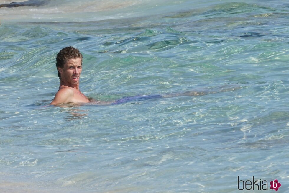 Christian de Hannover dándose un baño en el mar en Formentera