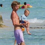 Christian de Hannover con su hijo Nicolás de Hannover en Formentera