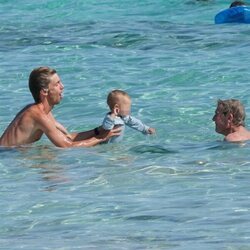 Christian de Hannover con su hijo Nicolás de Hannover frente a Ernesto de Hannover en Formentera