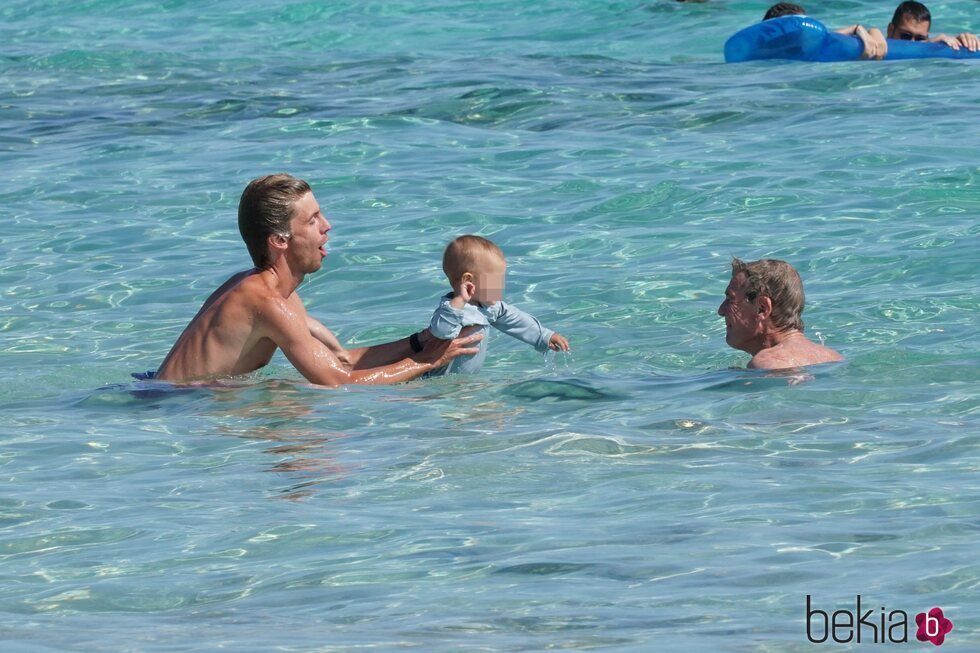 Christian de Hannover con su hijo Nicolás de Hannover frente a Ernesto de Hannover en Formentera