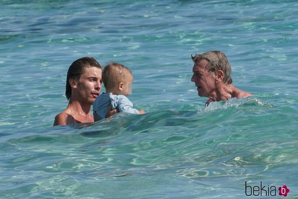 Ernesto de Hannover, Christian de Hannover y Nicolás de Hannover dándose un baño en Formentera