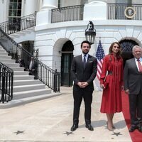 Joe y Jill Biden con los Reyes Abdalá y Rania de Jordania y el Príncipe Hussein de Jordania en la Casa Blanca