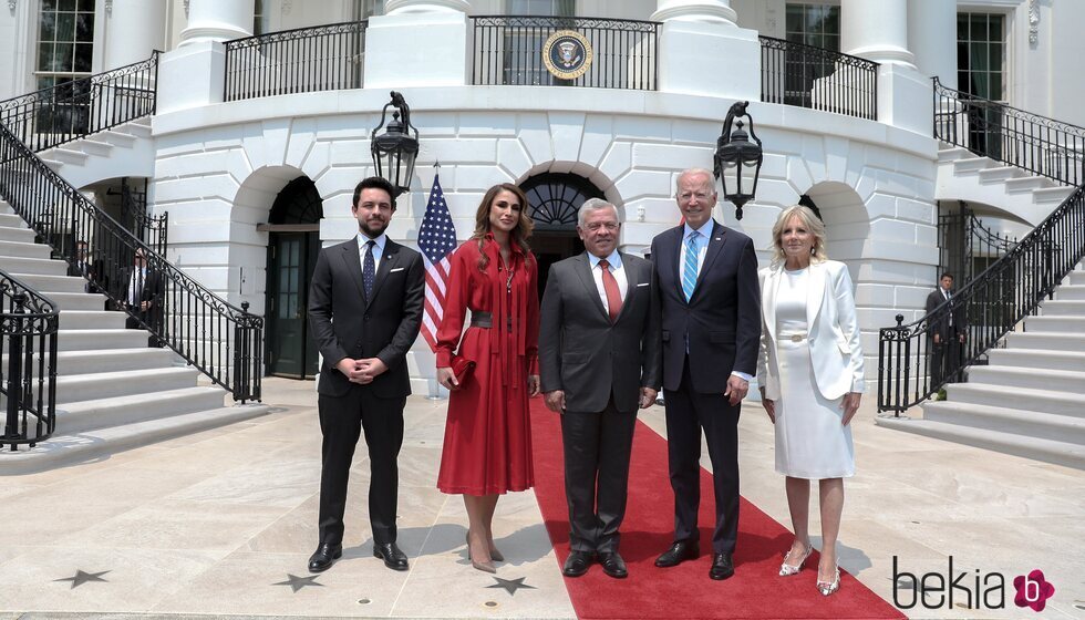 Joe y Jill Biden con los Reyes Abdalá y Rania de Jordania y el Príncipe Hussein de Jordania en la Casa Blanca