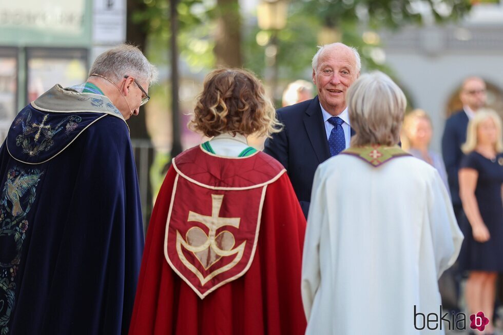 Harald de Noruega en el servicio por el décimo aniversario del atentado de Utøya