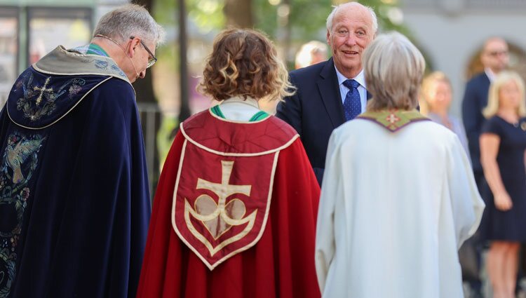 Harald de Noruega en el servicio por el décimo aniversario del atentado de Utøya