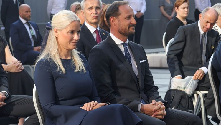 Haakon y Mette-Marit de Noruega en el homenaje por el décimo aniversario de los atentados de Oslo y Utøya