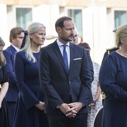 Haakon y Mette-Marit de Noruega junto a Erna Solberg en el homenaje por el décimo aniversario de los atentados de Oslo y Utøya