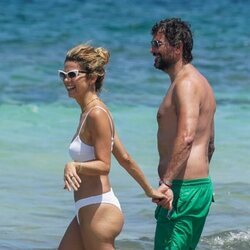 Juana Acosta y Charles Alazet en las playas de Ibiza