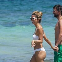 Juana Acosta y Charles Alazet en las playas de Ibiza