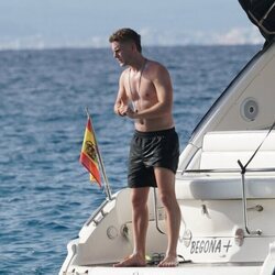 Patrick Criado con el torso desnudo en un barco en las playas de Ibiza