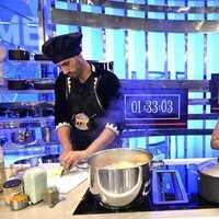 Isa Pantoja y Asraf Beno cocinando en 'La última cena'