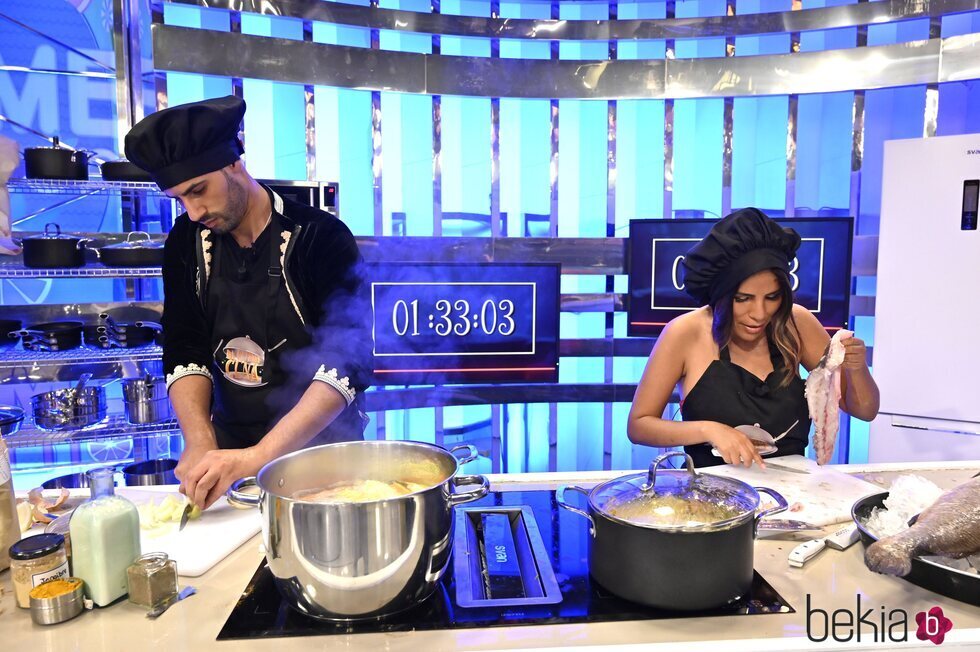 Isa Pantoja y Asraf Beno cocinando en 'La última cena'