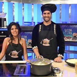 Isa Pantoja y Asraf Beno como cocineros de 'La última cena'