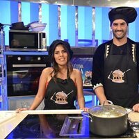 Isa Pantoja y Asraf Beno como cocineros de 'La última cena'