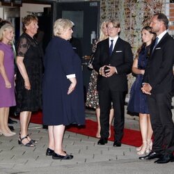 Haakon y Mette-Marit de Noruega y sus hijos Ingrid Alexandra y Sverre Magnus junto a Erna Solberg en el homenaje por el décimo aniversario de los atentados