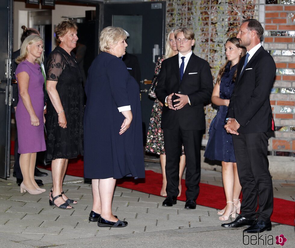 Haakon y Mette-Marit de Noruega y sus hijos Ingrid Alexandra y Sverre Magnus junto a Erna Solberg en el homenaje por el décimo aniversario de los atentados