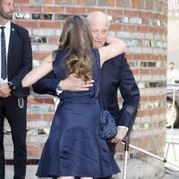 Ingrid Alexandra de Noruega abraza a Harald de Noruega en el homenaje nacional por el décimo aniversario de los atentados de Oslo y Utøya