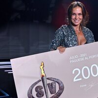 Olga Moreno con el cheque de ganadora de 'Supervivientes 2021'