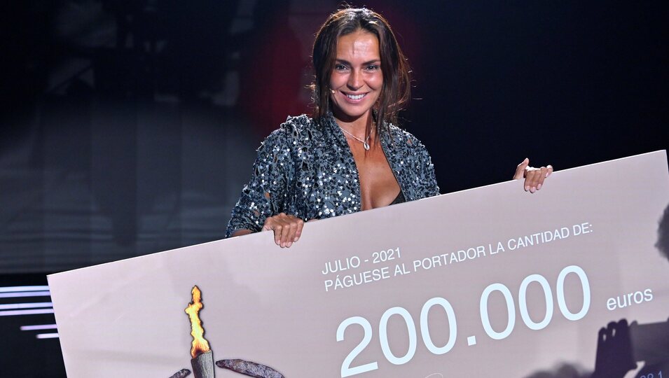 Olga Moreno con el cheque de ganadora de 'Supervivientes 2021'